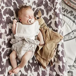 Bib Lilly White